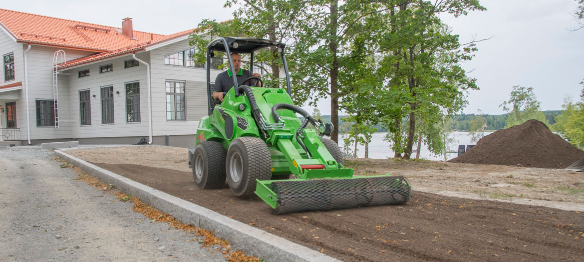 Zhutňovanie univerzálnym kompaktným mininakladačom Avant 860i